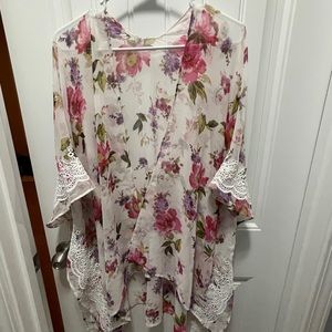 Love this batwing sleeve top/cover up! There isn’t a tag on it. Fits like XL.